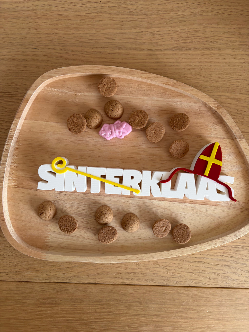 3d geprinte tekst ‘Sinterklaas’ met mijter