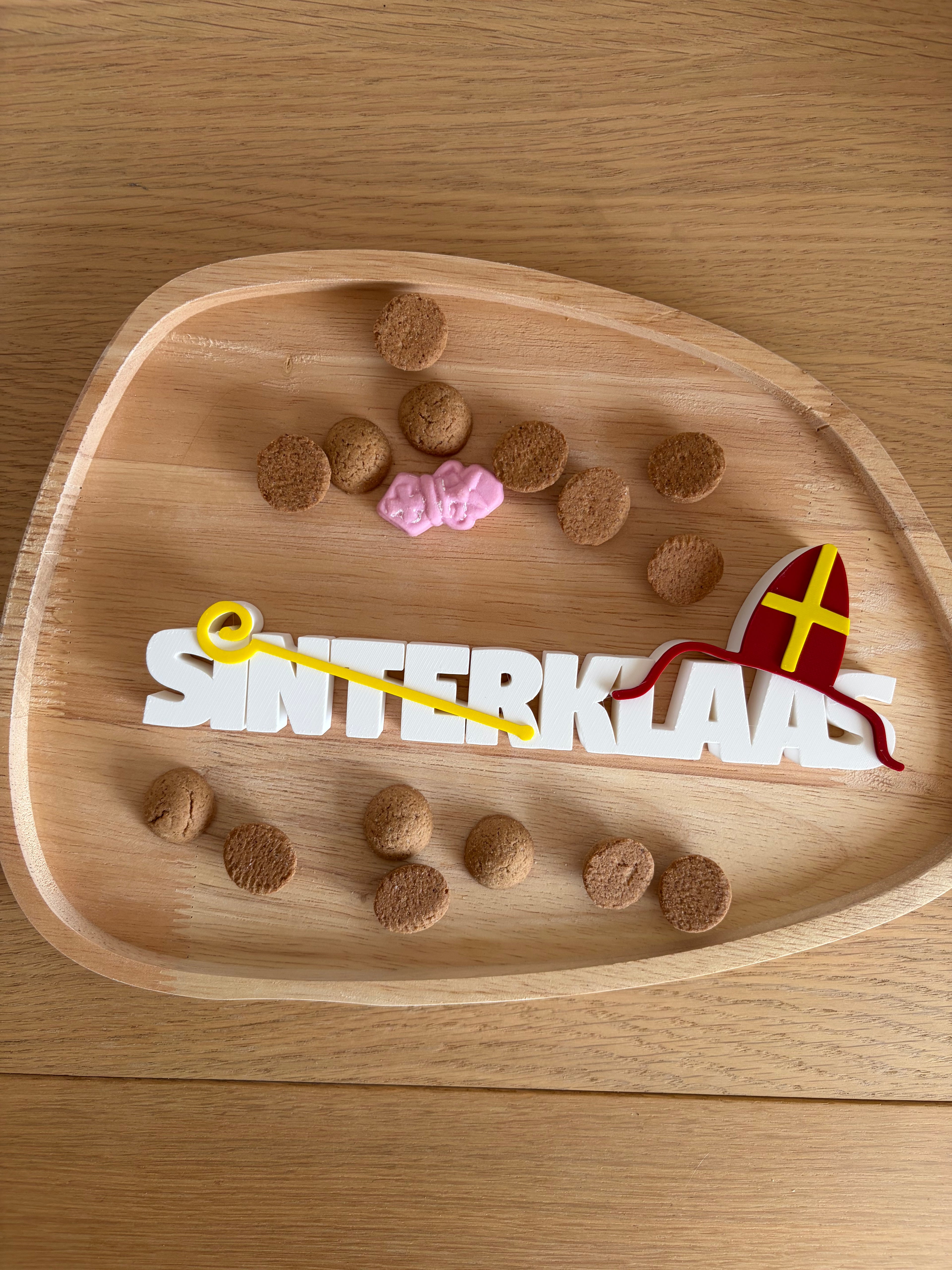 3d geprinte tekst ‘Sinterklaas’ met mijter